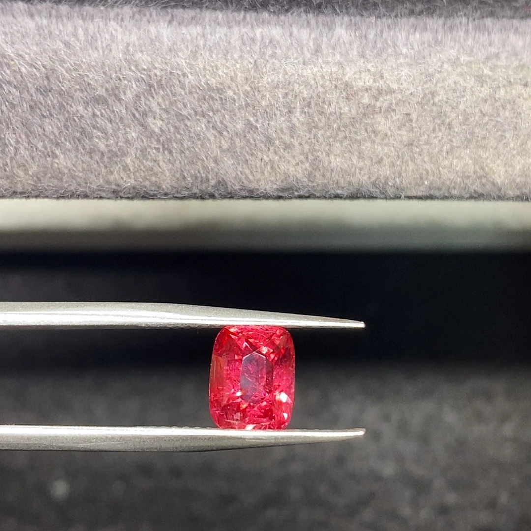尖晶石裸石2.17克拉天然玻璃体满火彩满荧光莲花色马亨盖