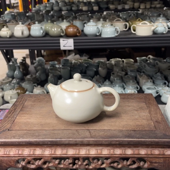 摆件月白釉小西施壶