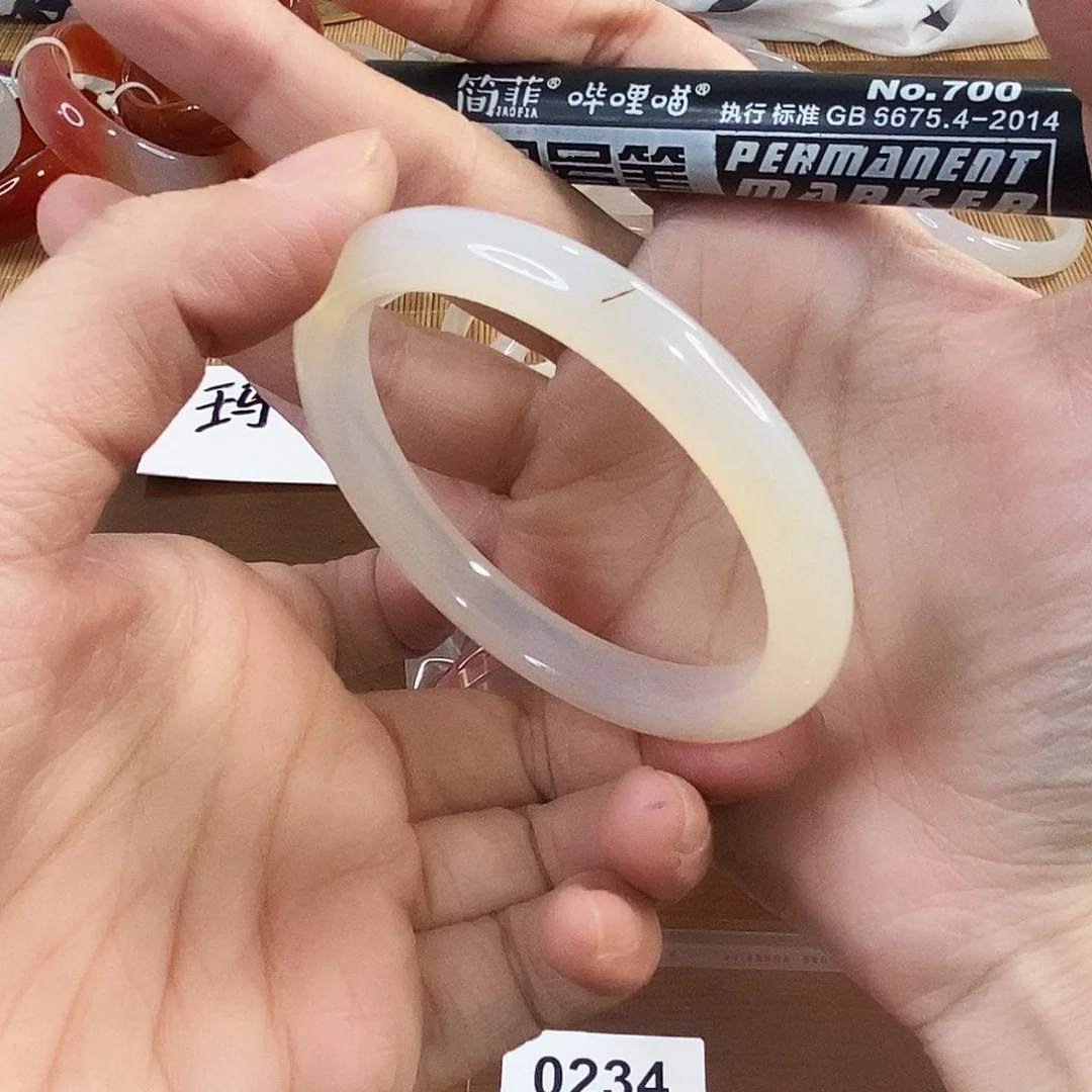 玛瑙/玉髓未镶嵌手镯0234。55.6圈。瑕