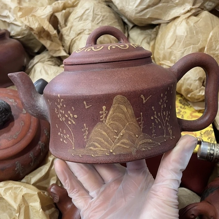 紫砂茶壶原矿泥料手工制作的一把紫砂壶。