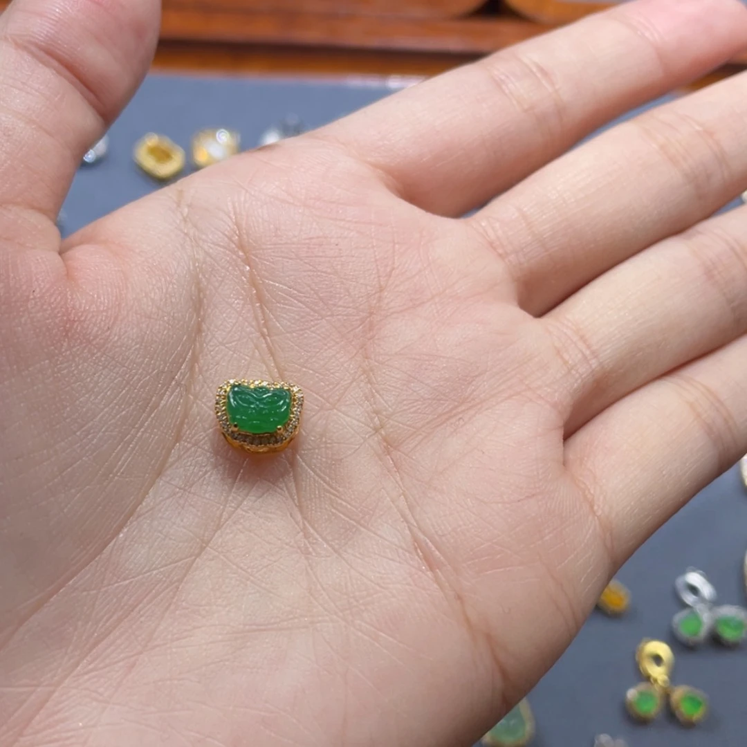 【闪购商品】颈饰18K金镶嵌翡翠