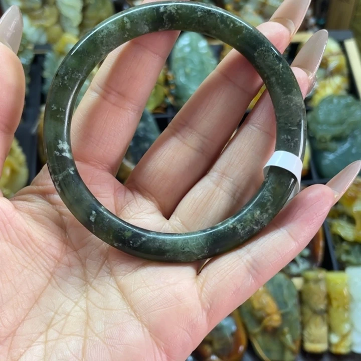 蛇纹石玉颈饰未镶嵌