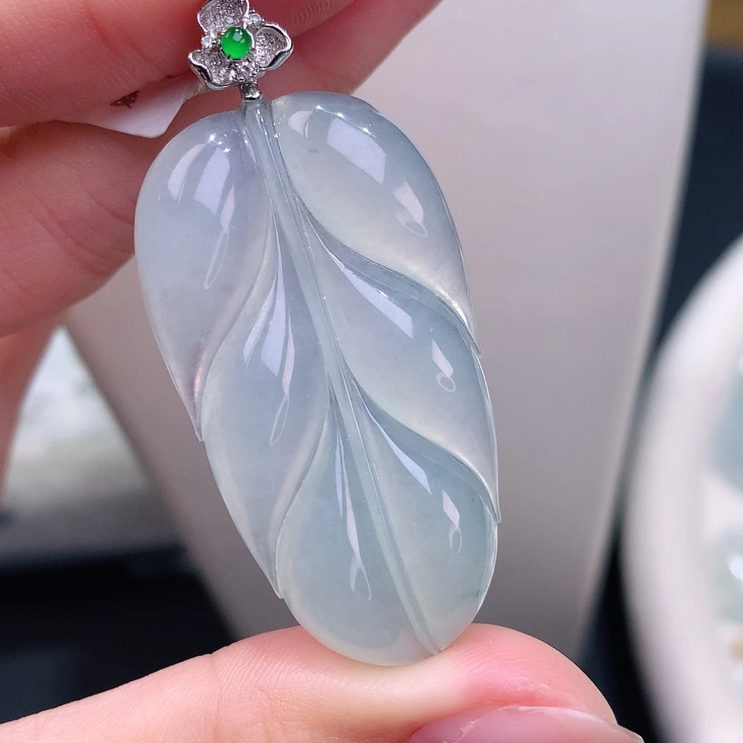 颈饰18K金镶嵌翡翠冰叶子