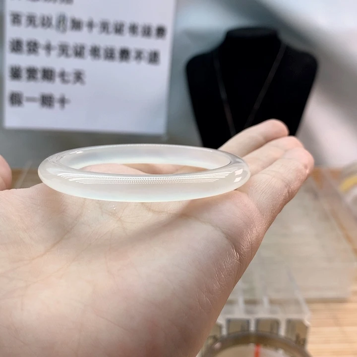 玛瑙/玉髓手镯未镶嵌。