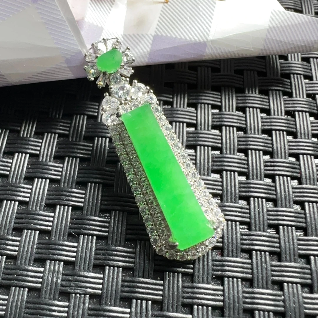 缅甸天然翡翠A货，S925银镶，时尚高冰种满阳绿气质素面无事牌吊坠