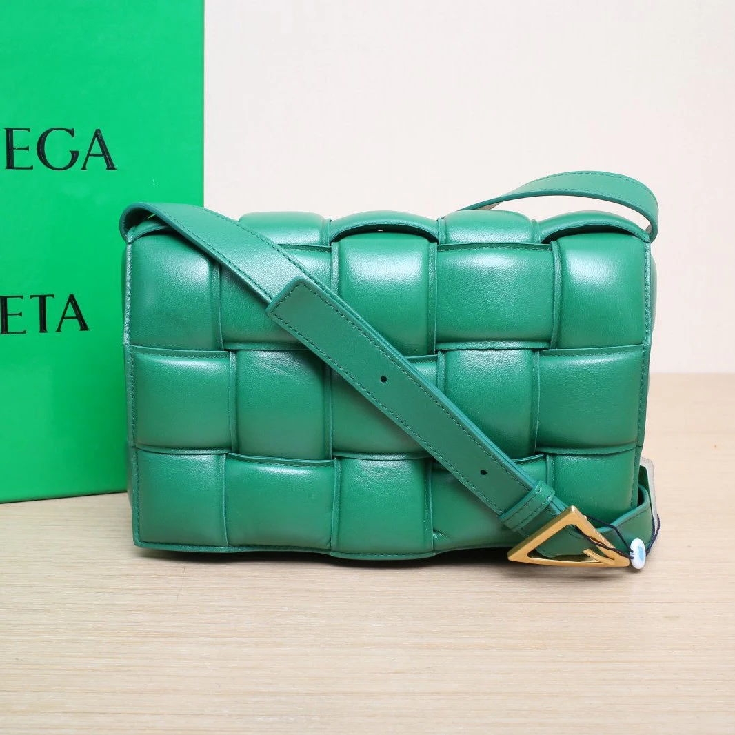 95新 BOTTEGA VENETA/葆蝶家 【黑黑】加衬 中号 26 绿色 斜挎包