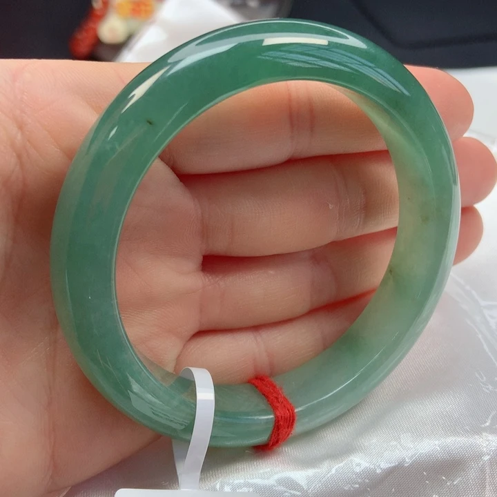 翡翠手镯未镶嵌56圈