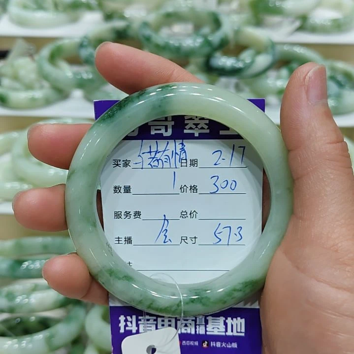 透闪石-蛇纹石玉手镯未镶嵌与**情