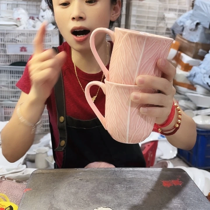 盘两个粉色白菜水杯