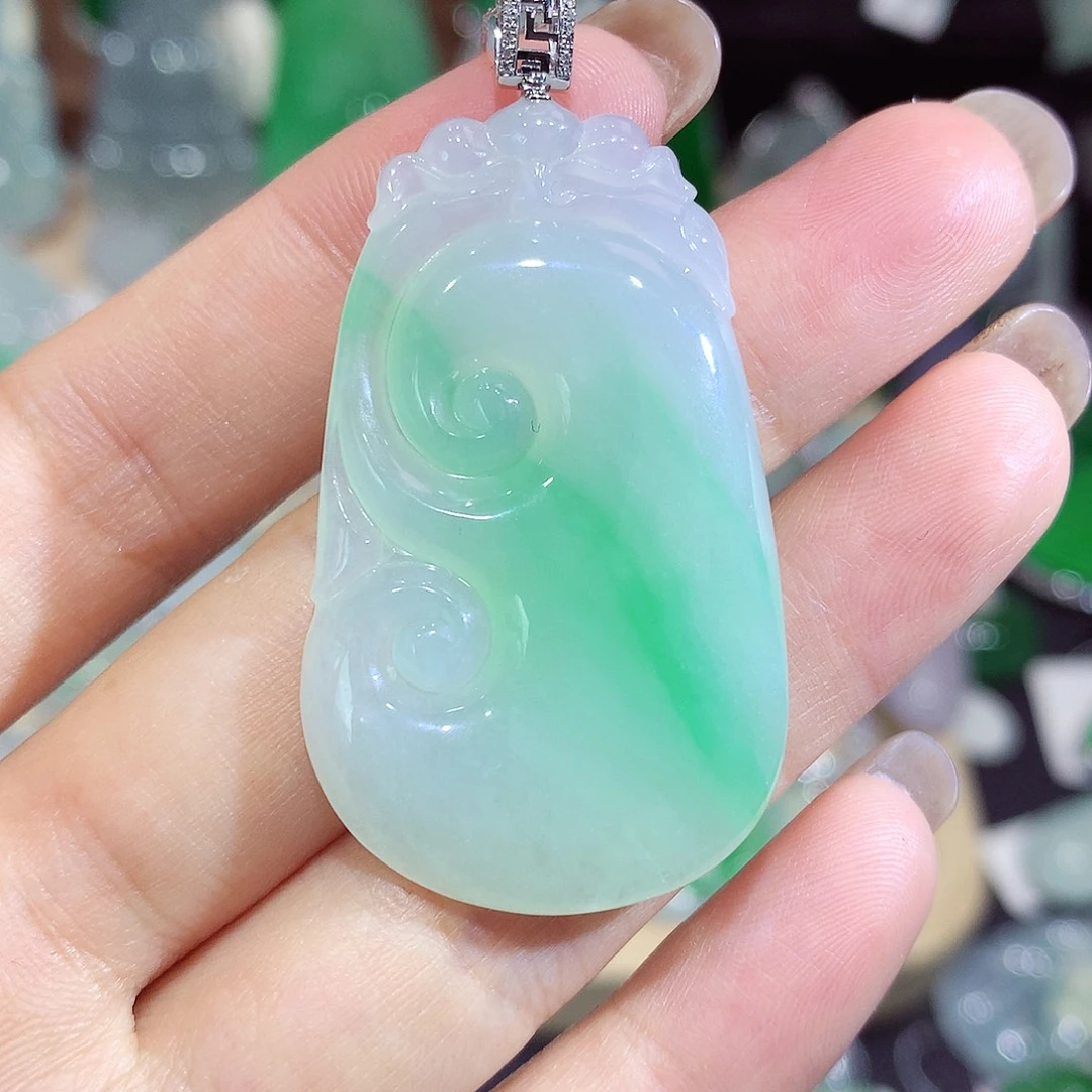 翡翠18K金镶嵌颈饰如意
