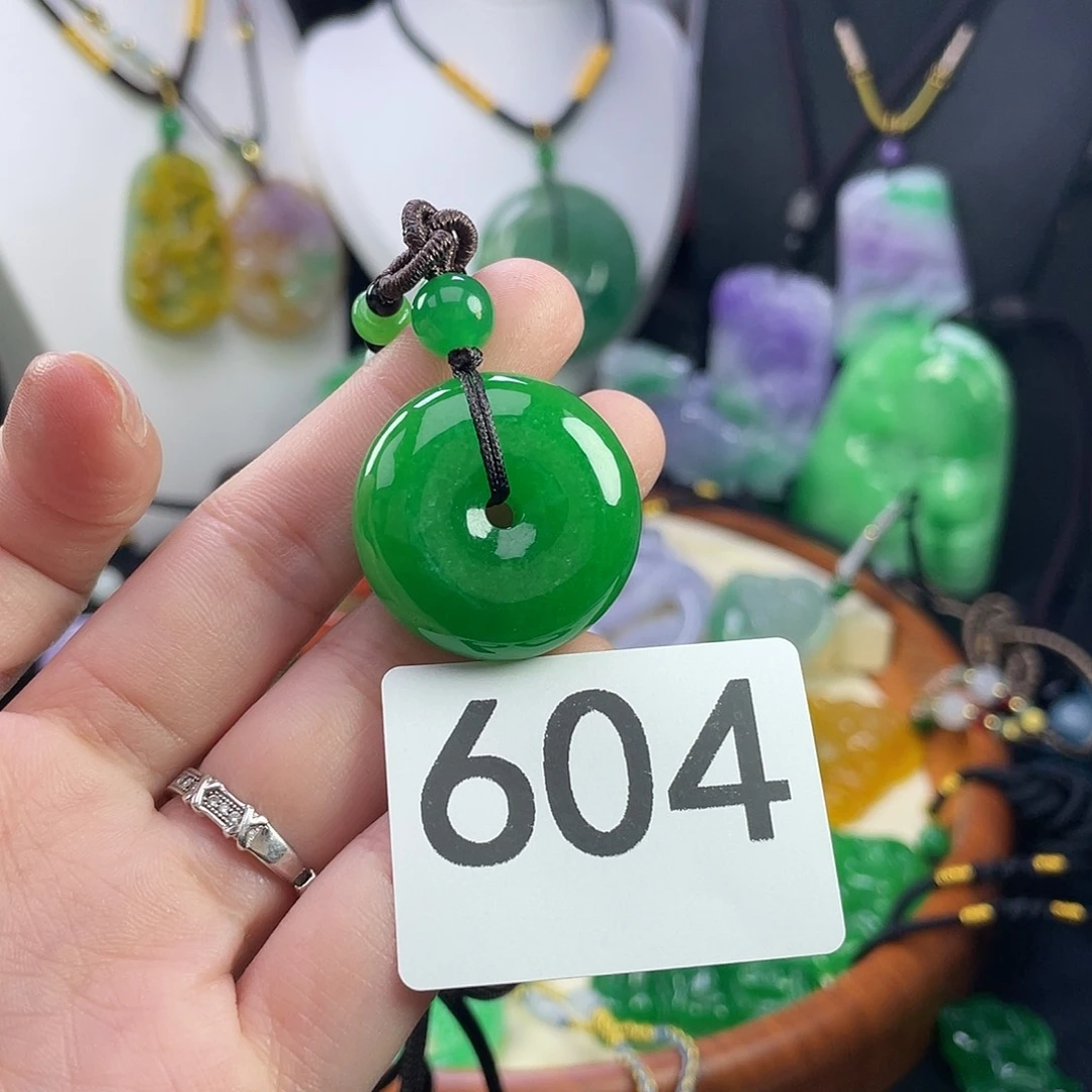 翡翠未镶嵌吊坠(赠链)