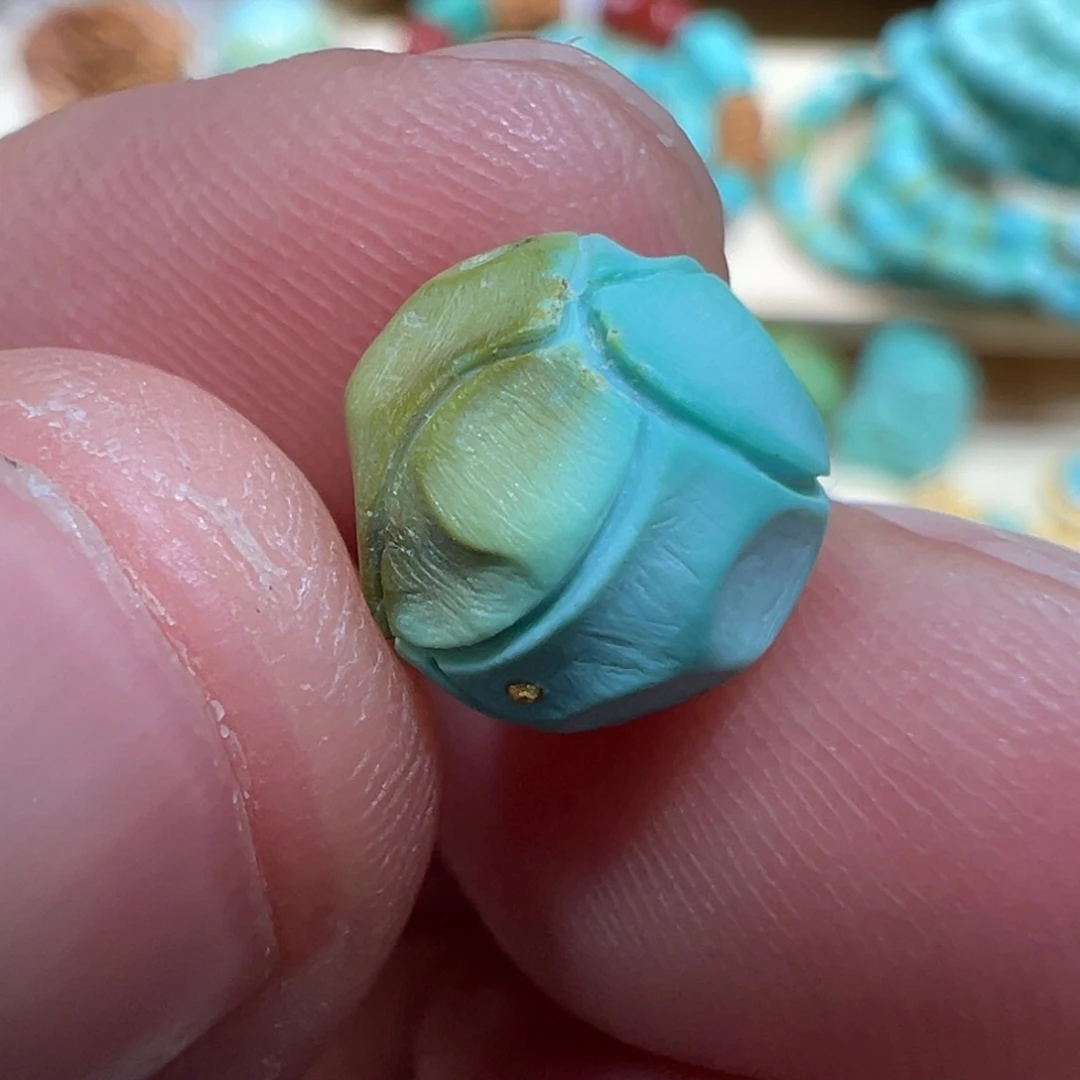 绿松石未镶嵌颈饰雕刻珠9.6