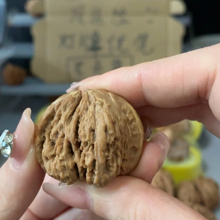 有***角吊坠文玩核桃异形单只，有瑕疵