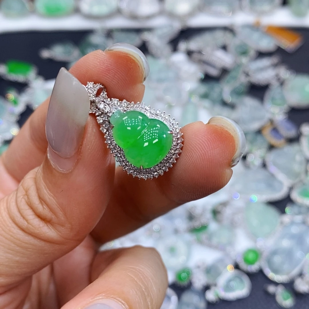 翡翠18K金镶嵌颈饰