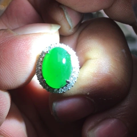 翡翠散珠天然翡翠冰阳绿戒面