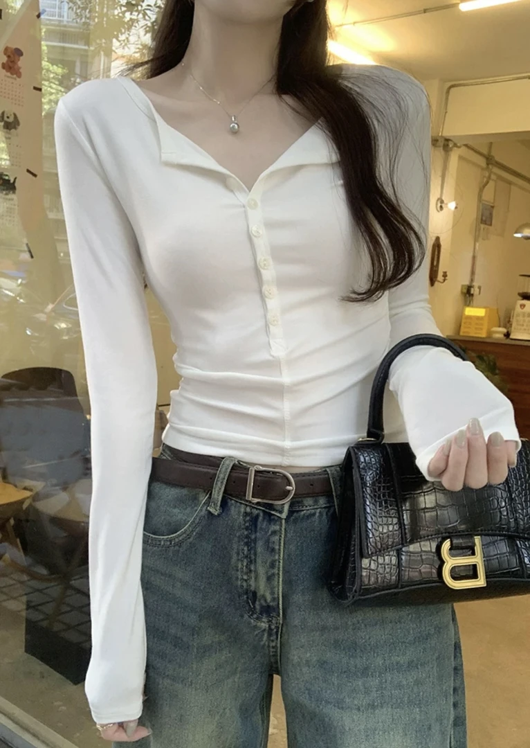 2025秋季辣妹性感小心机V领上衣女纯欲修身显瘦纽扣长袖T恤打底衫