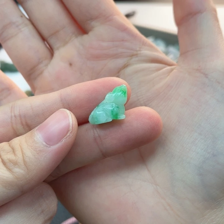 吉****翡翠未镶嵌颈饰A货翡翠不退不换