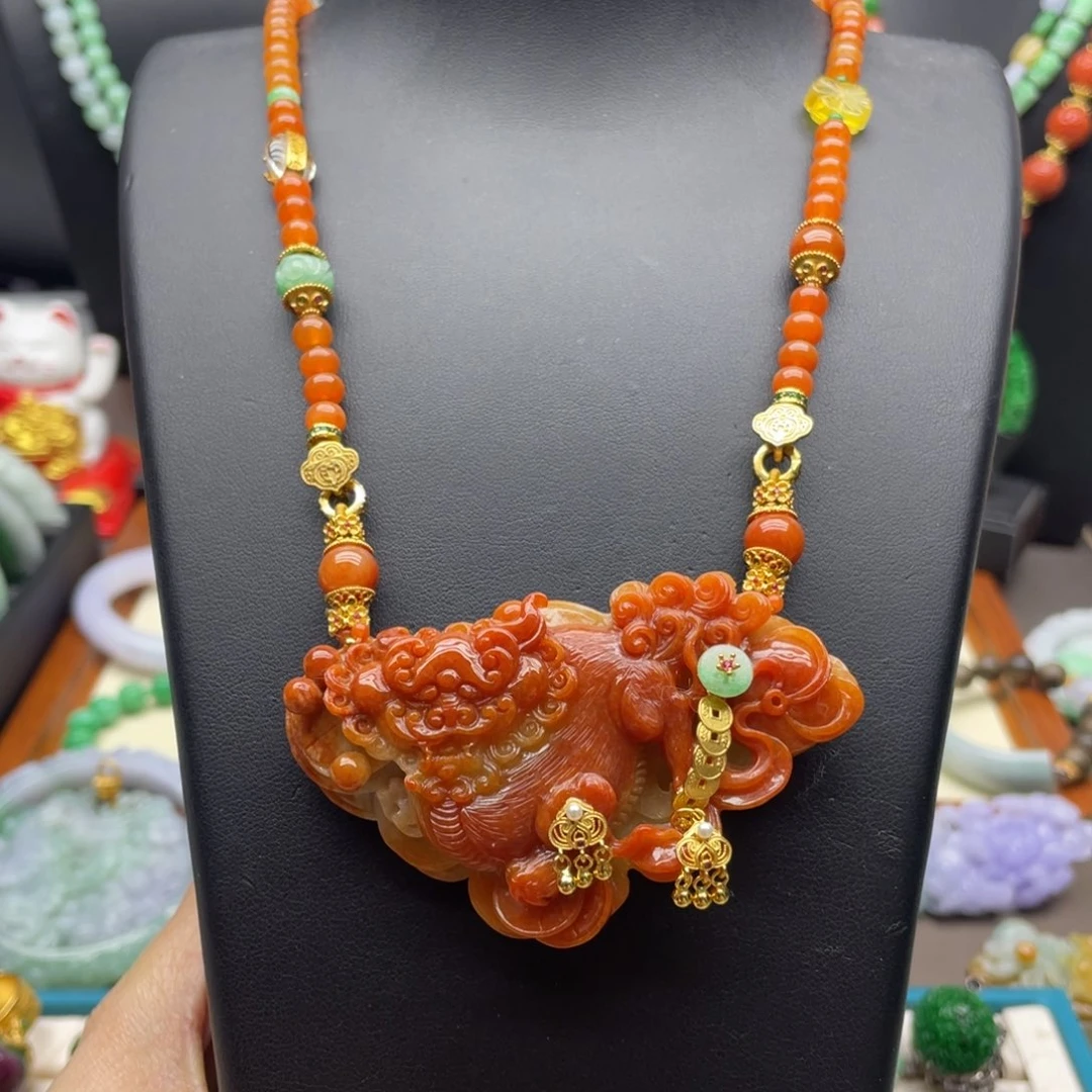 翡翠未镶嵌颈饰红翡翠狮子