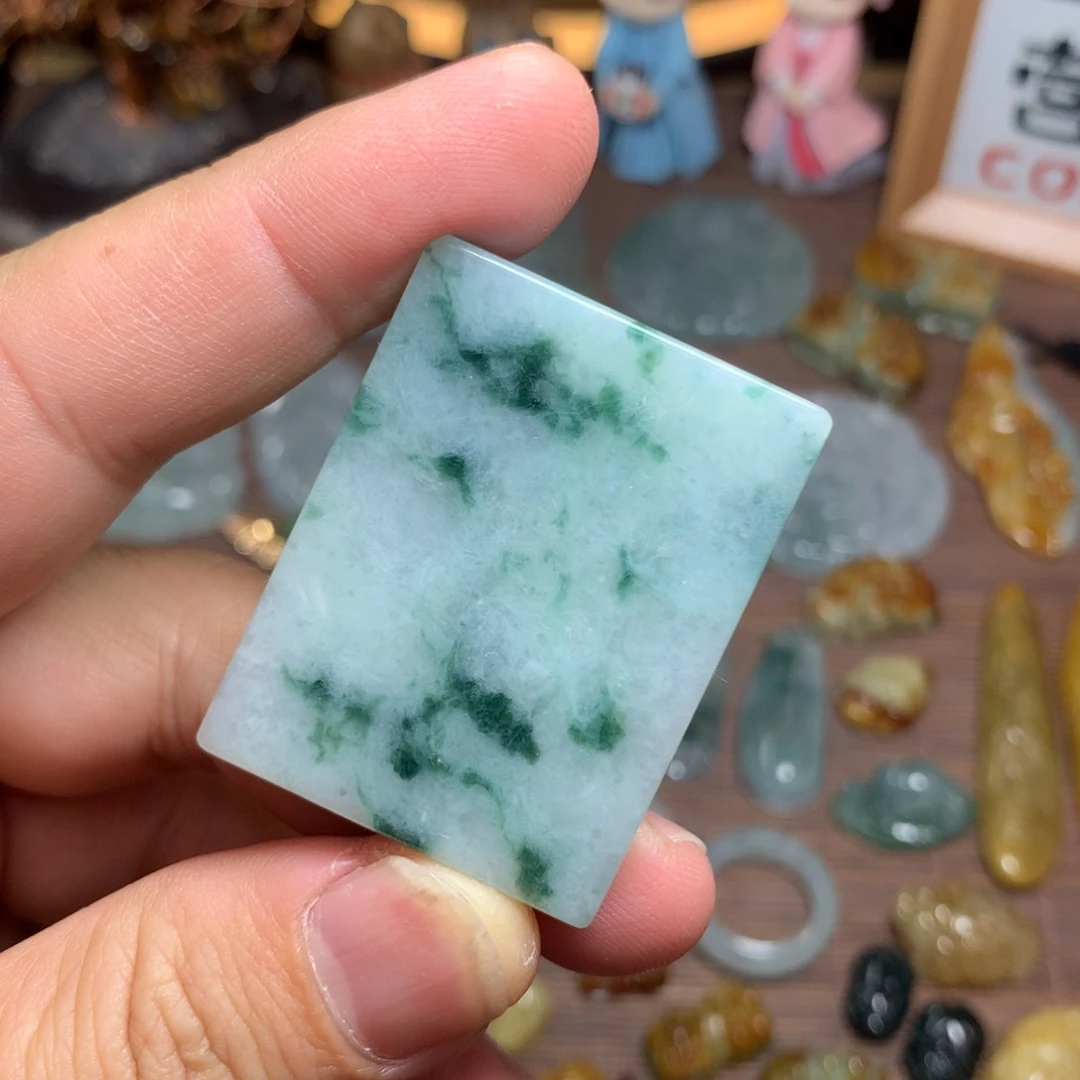 翡翠未镶嵌颈饰飘花无事牌