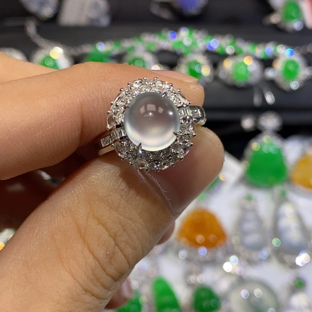 18K金镶嵌戒指翡翠特*比玻璃种蛋面