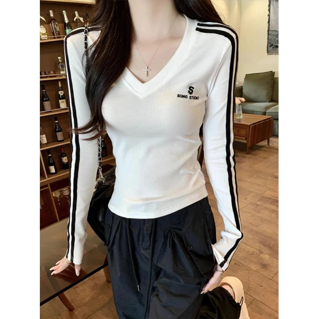 2025秋白色条纹V领长袖t恤女初秋新款韩系修身内搭打底衫紧身上衣