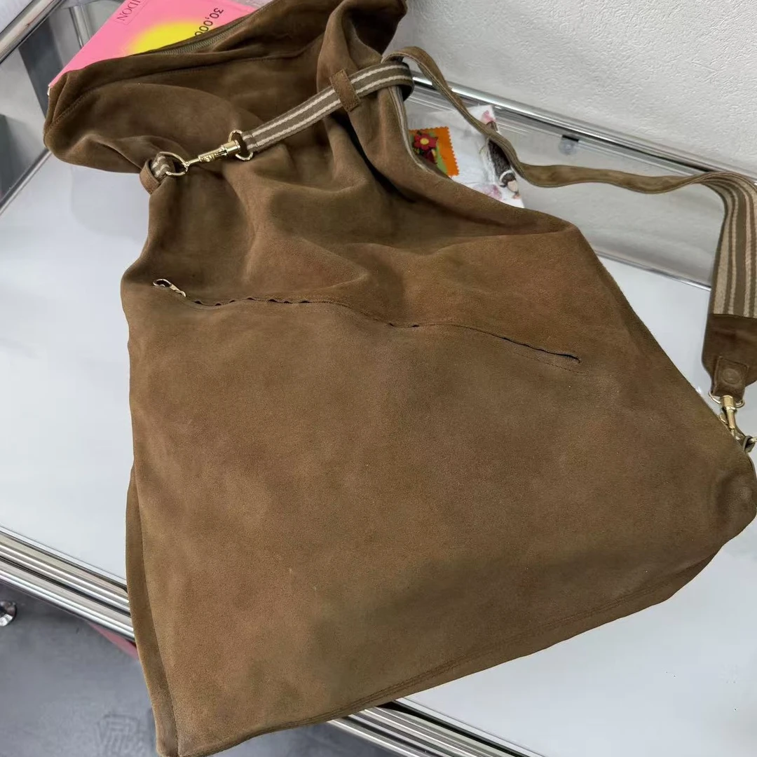 95新 BOTTEGA VENETA/葆蝶家 棕色麂皮战术单肩包 底长43 123601