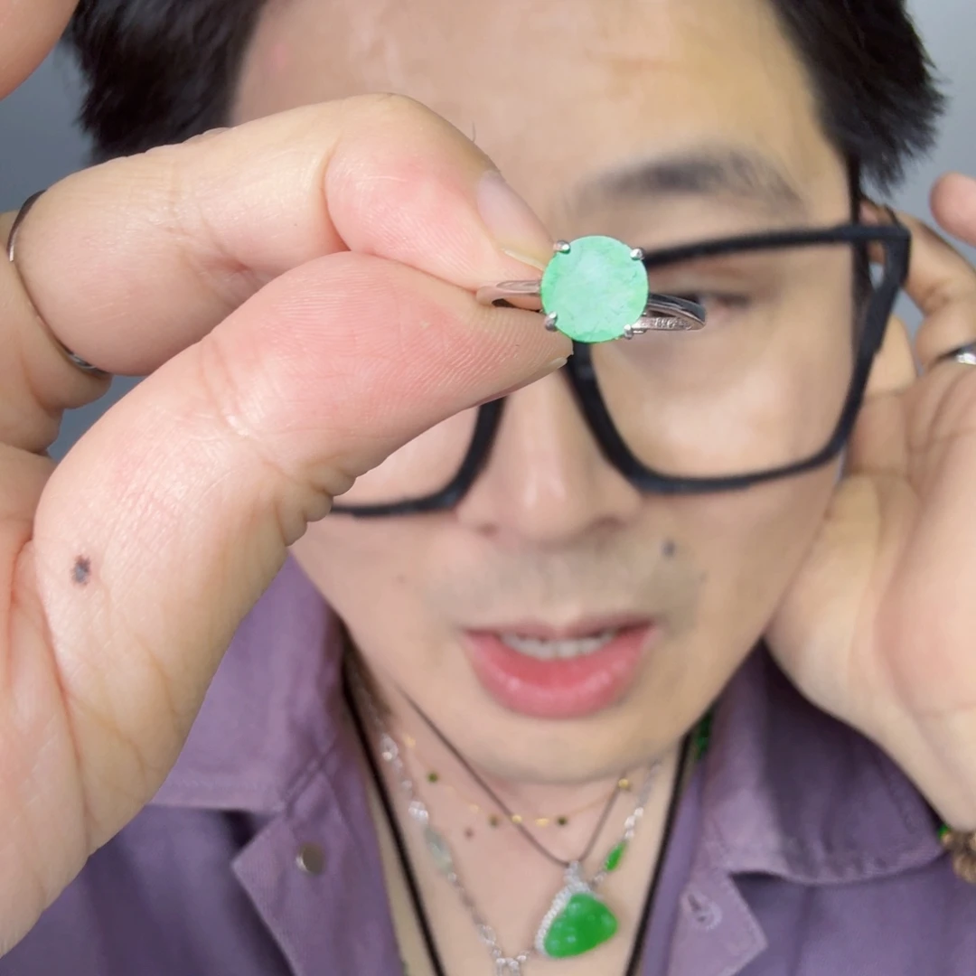 翡翠未镶嵌颈饰一件