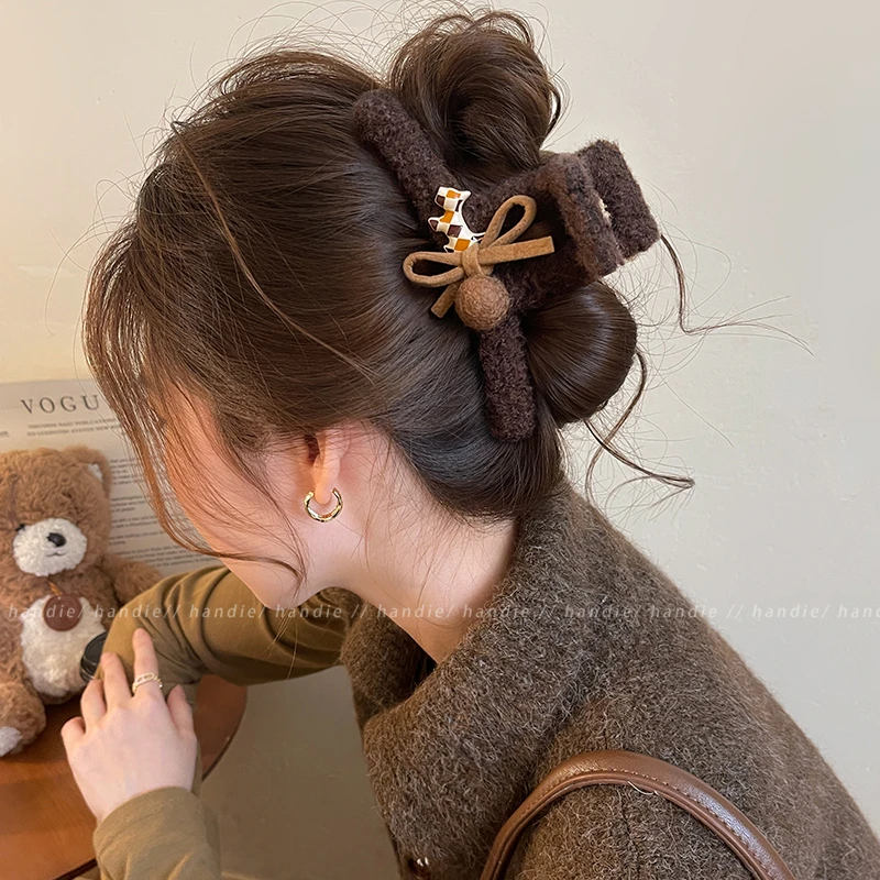 小马蝴蝶结毛绒抓夹女秋冬季高级感盘发鲨鱼夹大号后脑勺发夹发饰