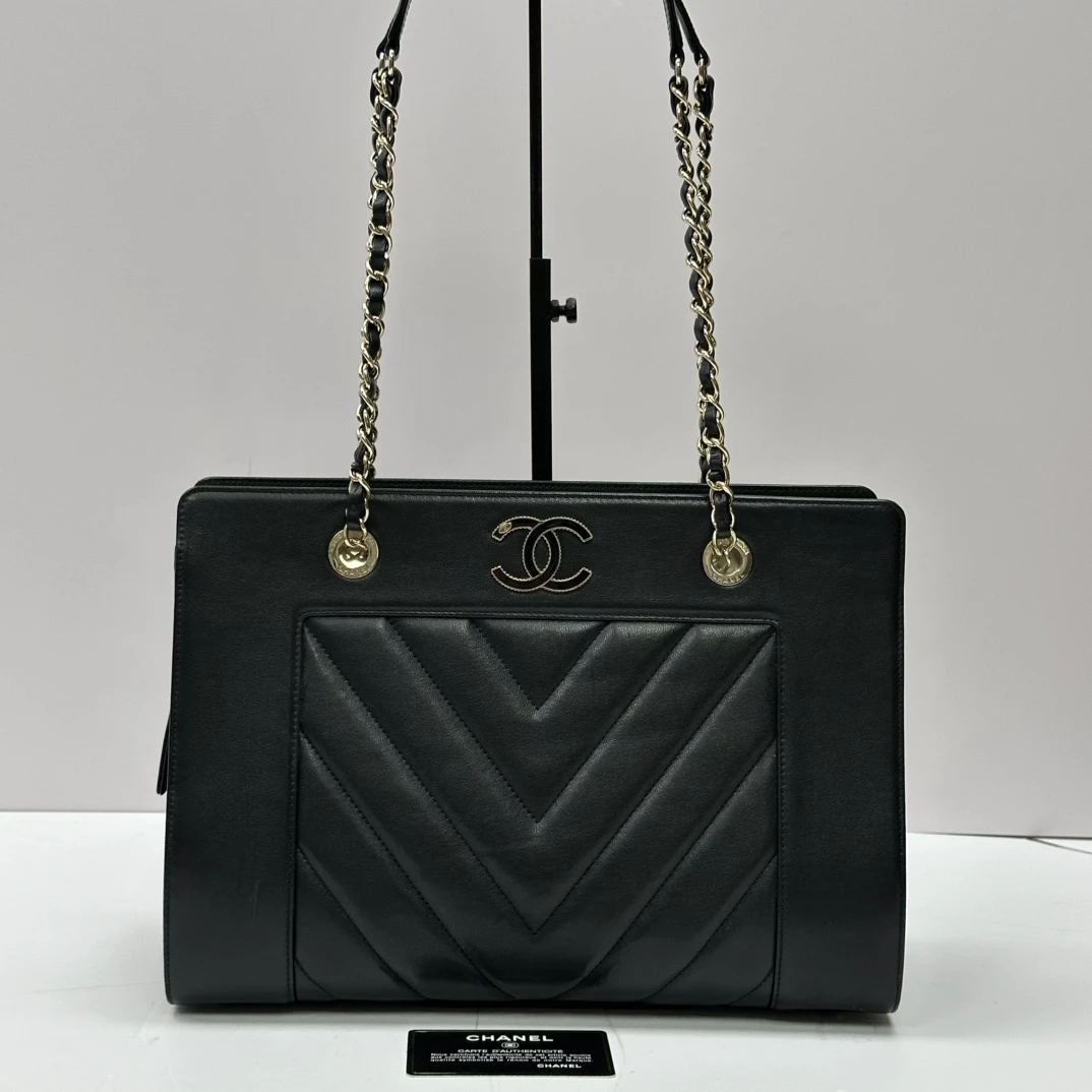 95新 Chanel/香奈儿 黑金珐琅扣V纹托特单肩包 07424