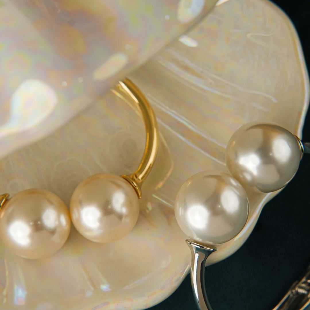 合金仿珍珠手镯 月光恋人鎏金银韵环绕圆润简约手镯6275