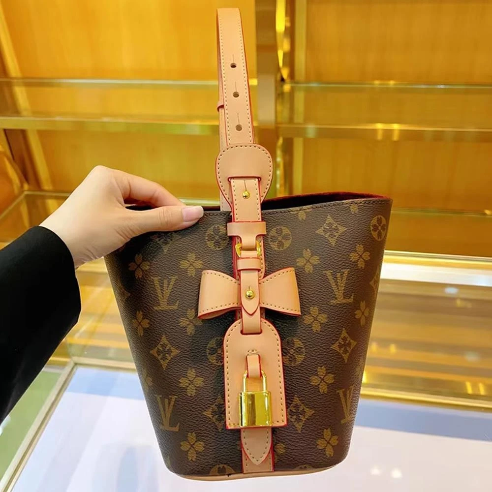 香港正品2025新款蝴蝶结锁头水桶包真皮子母托特包时尚单肩斜跨包