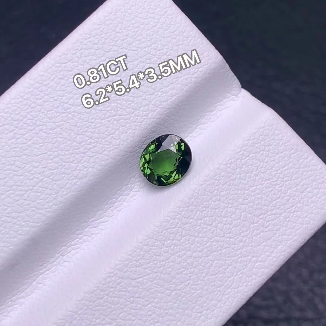 0.81克拉左右天然清新翠绿色绿碧玺裸石精切蛋形干净超闪高颜值美
