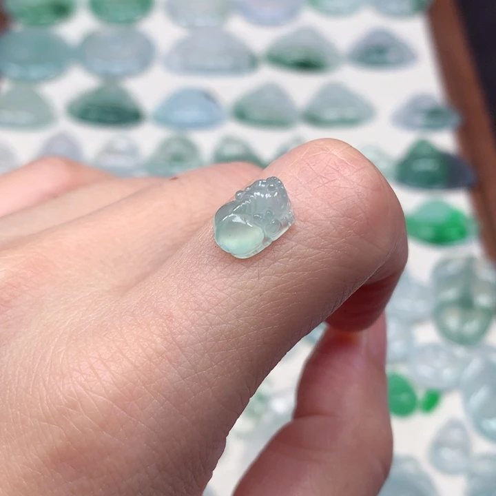 翡翠未镶嵌颈饰冰种浅绿貔貅