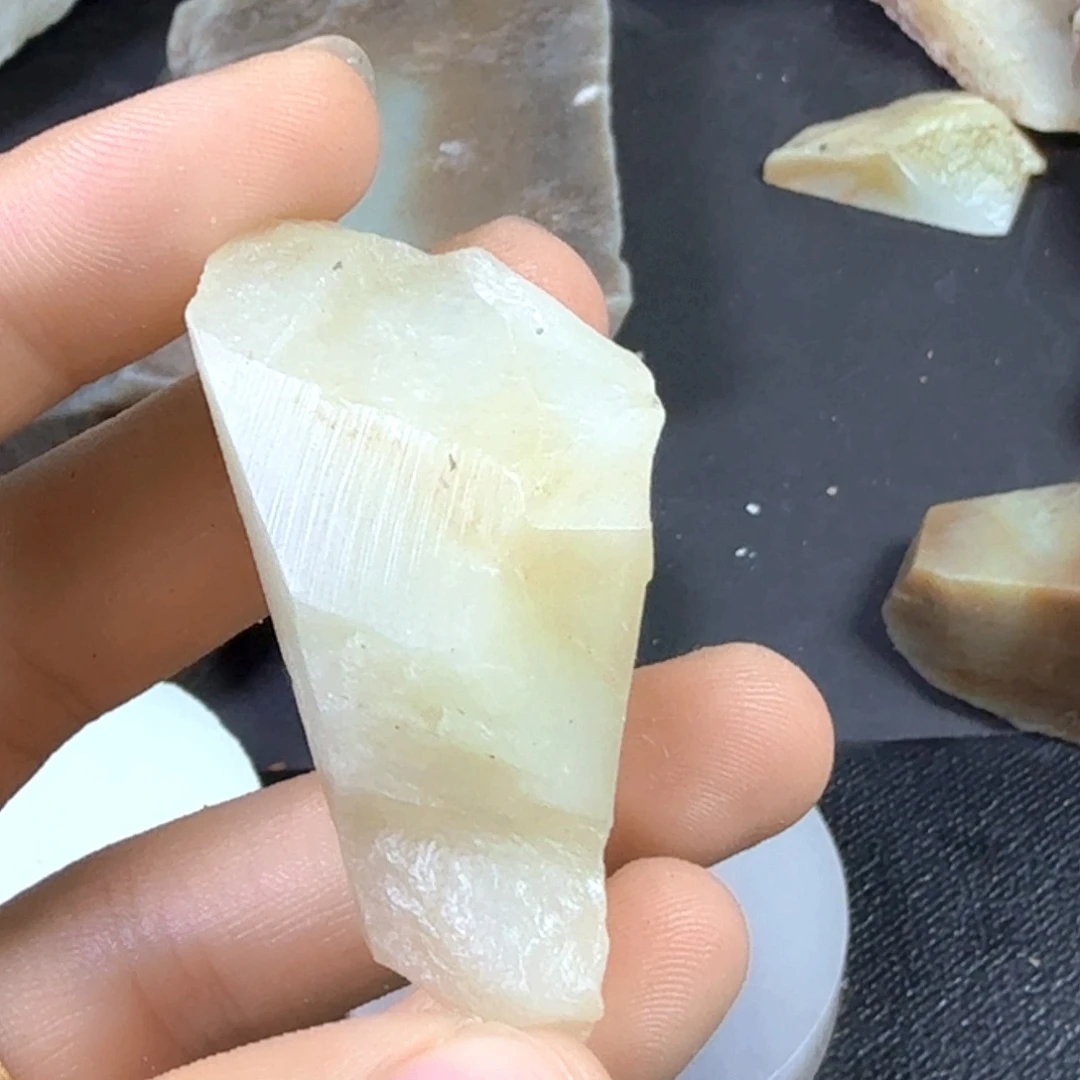 和田玉（糖玉）未镶嵌珠宝奇石