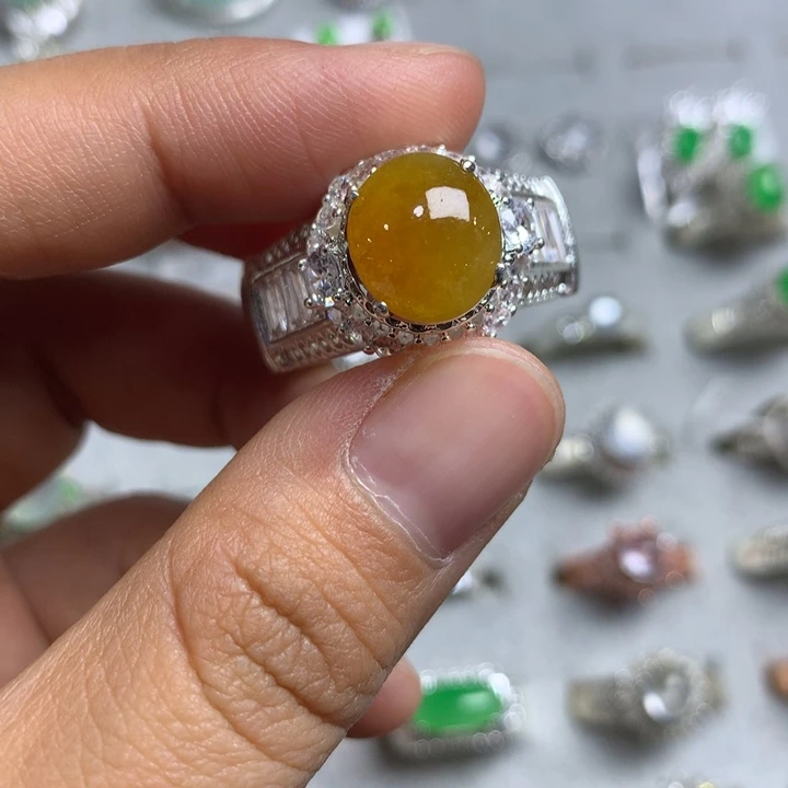 翡翠未镶嵌戒指铜托，卖裸石，需要二次镶嵌