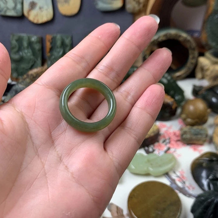 对***透闪石质玉未镶嵌颈饰