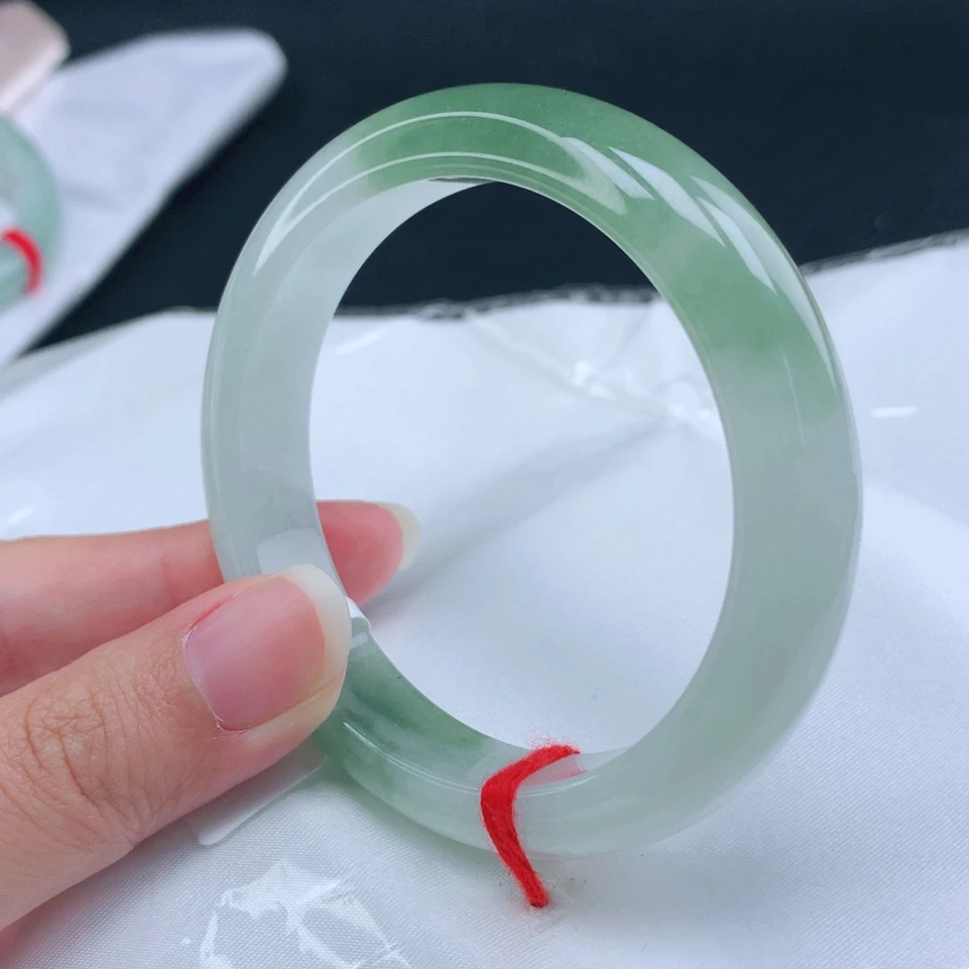 翡翠手镯未镶嵌55圈