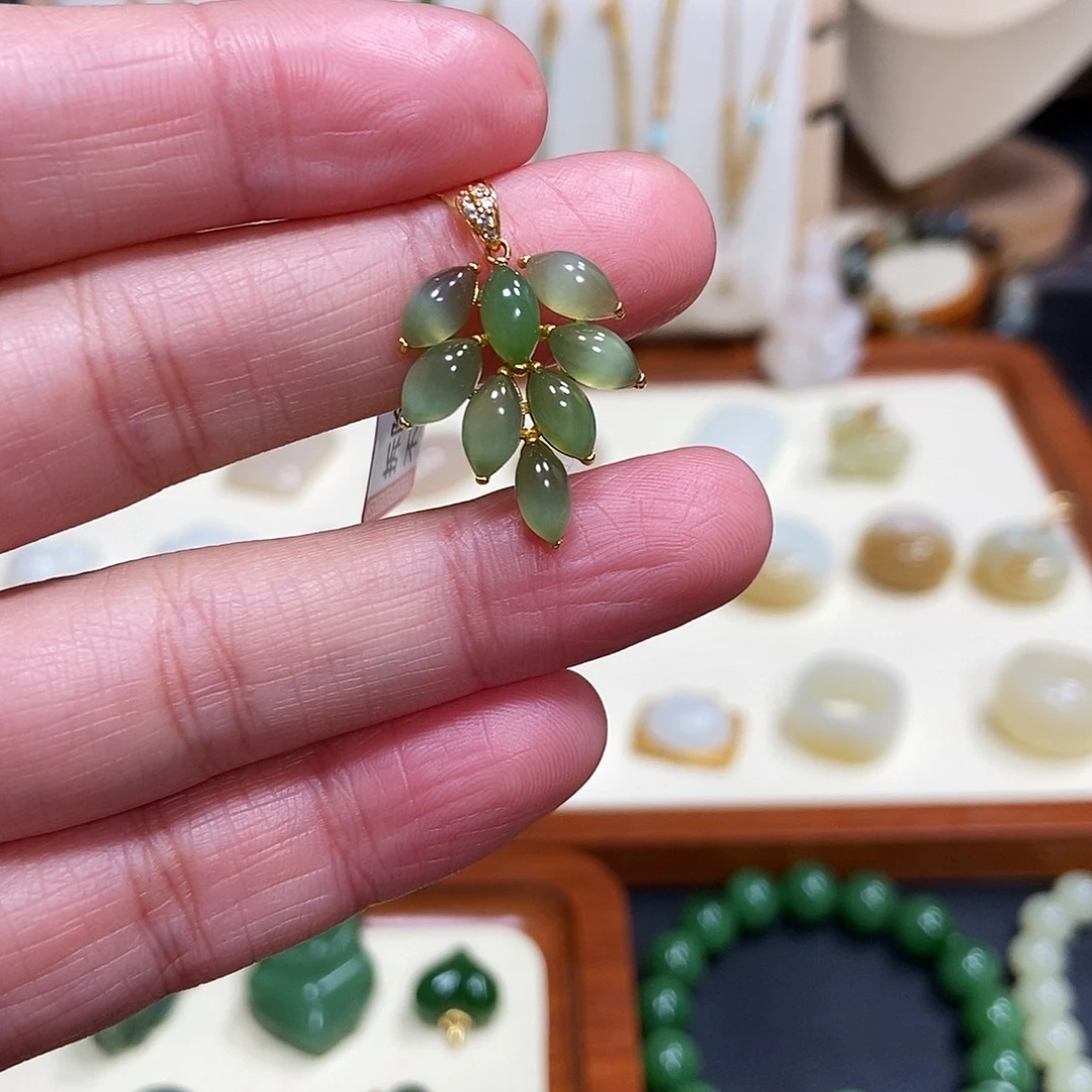 和田玉18K金镶嵌吊坠(赠链)