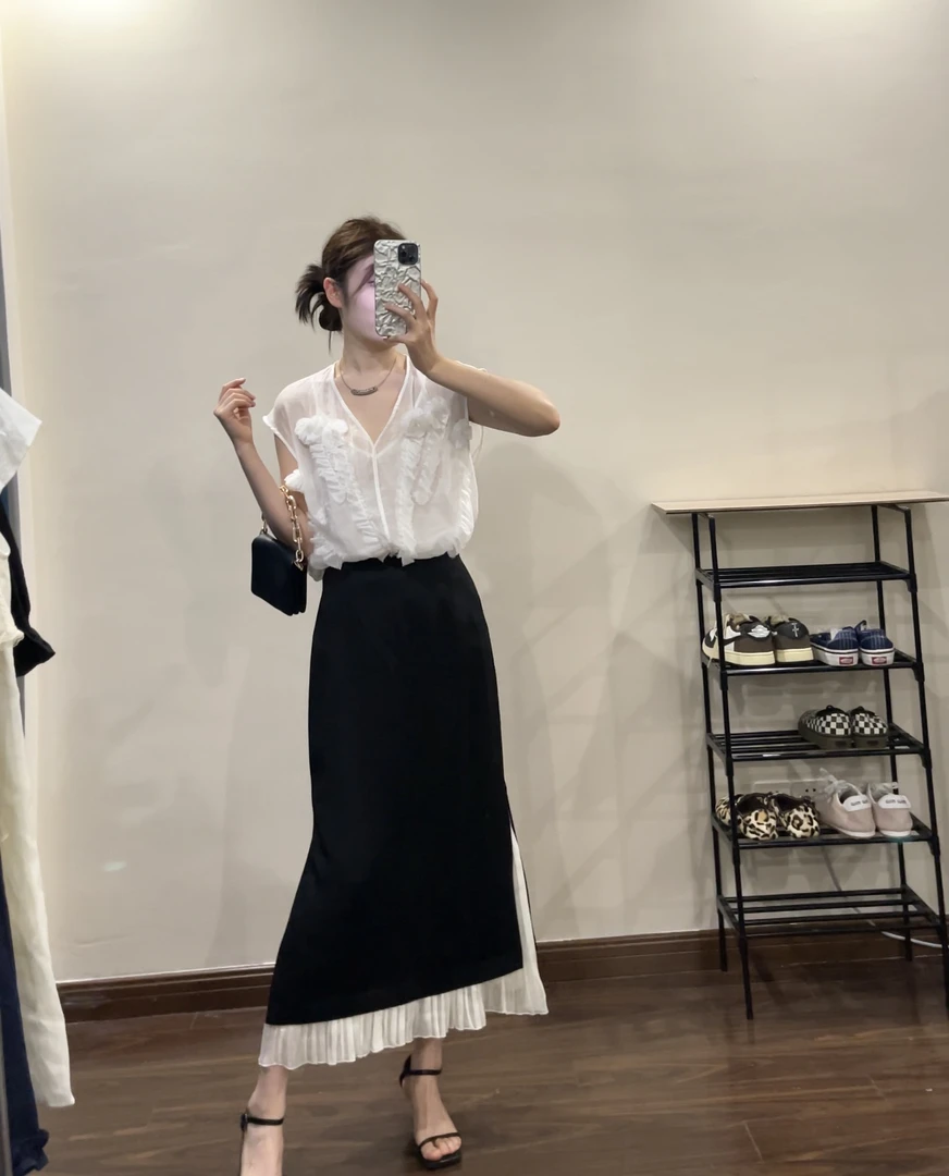 白色刺绣暗花薄薄V领小花朵两件套上衣