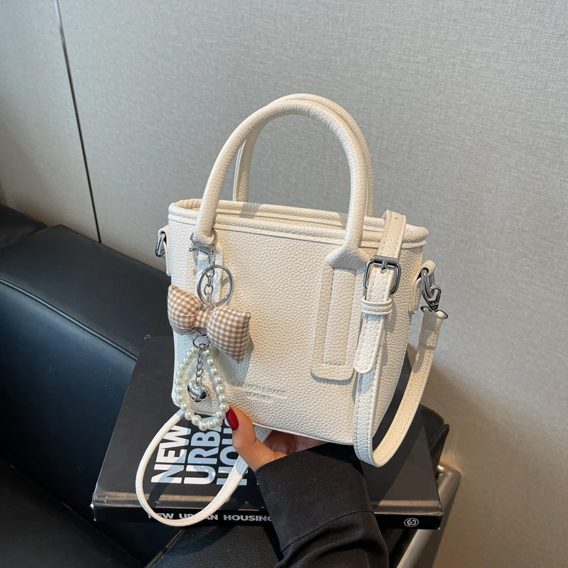 夏季小包包女2025新款百搭单肩斜挎包简约爆款今年流行手提水桶包