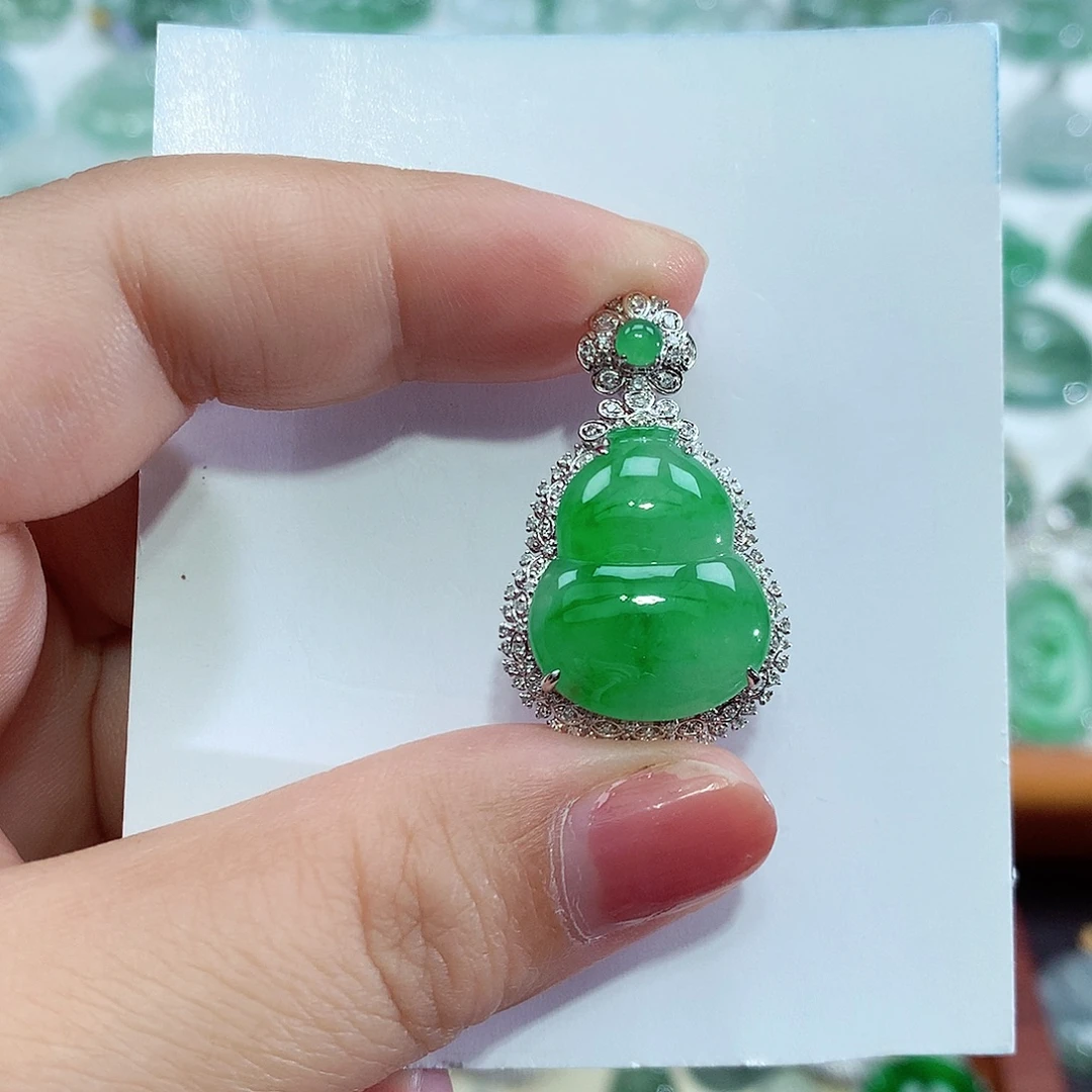 翡翠18K金镶嵌颈饰葫芦