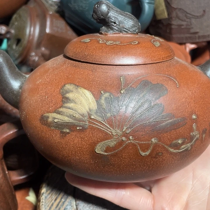 茶壶紫砂原矿泥料，手工制作的一把紫砂壶。