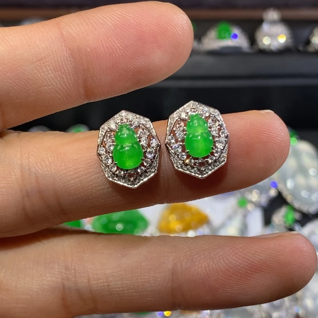 18K金镶嵌翡翠耳钉冰阳绿葫芦