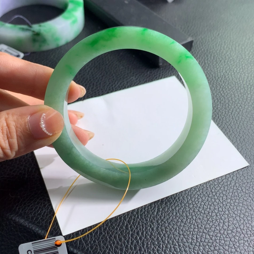 定制翡翠未镶嵌翡翠手镯