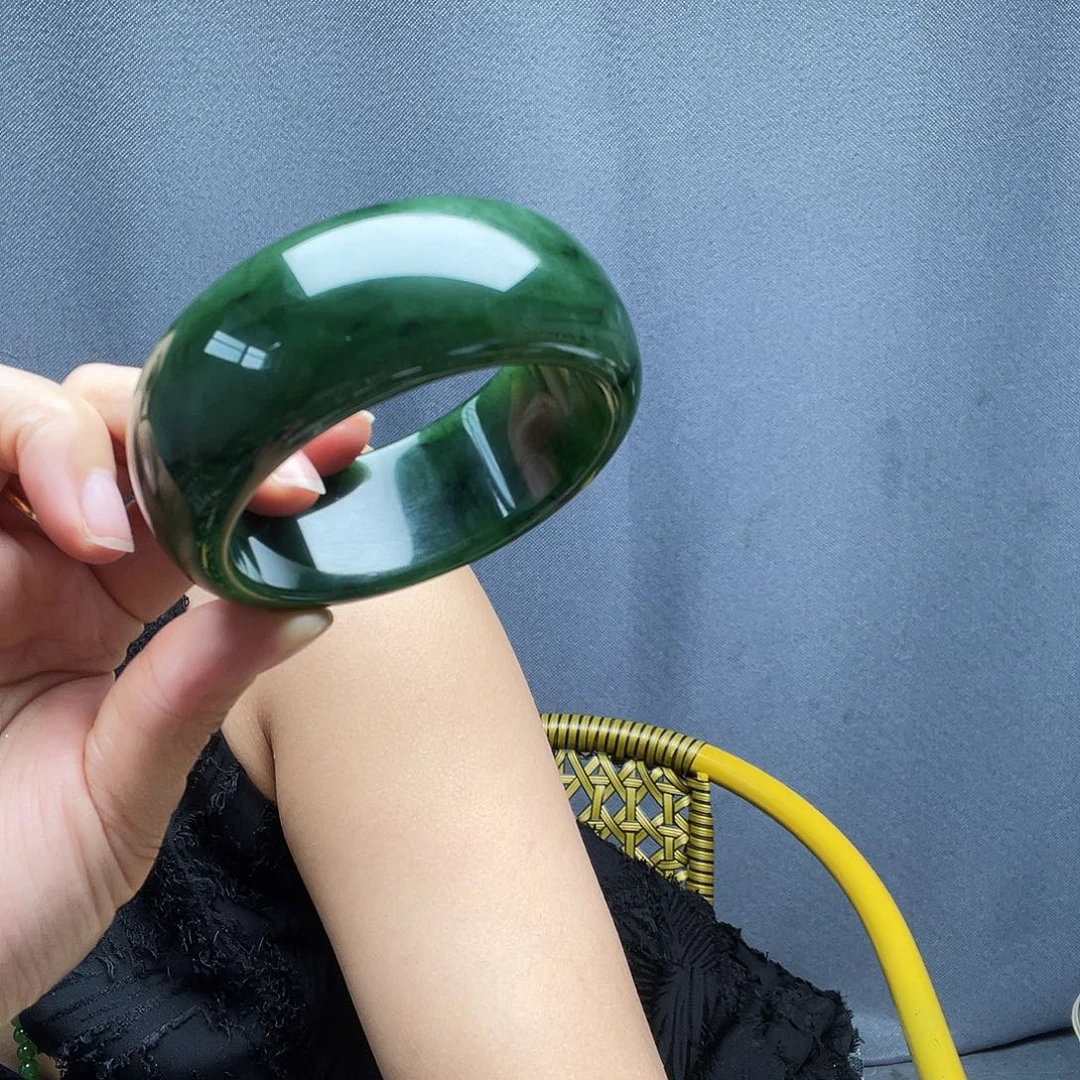 岁***歌和田玉未镶嵌手镯