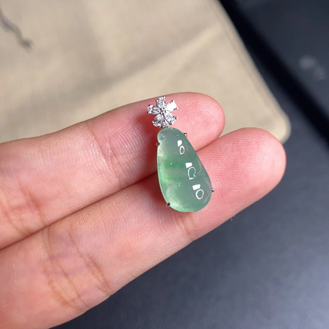 翡翠18K金镶嵌颈饰豆子
