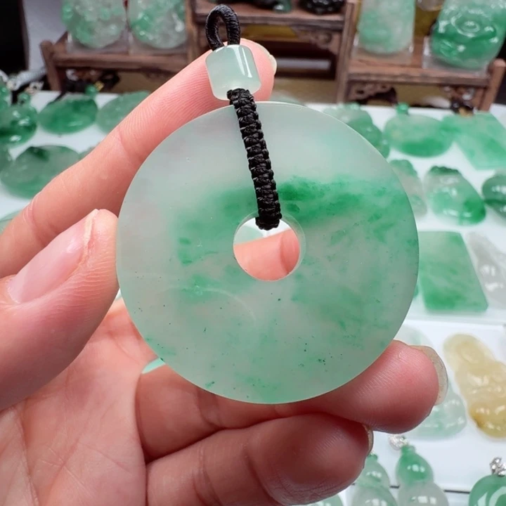 颈饰未镶嵌石英质玉