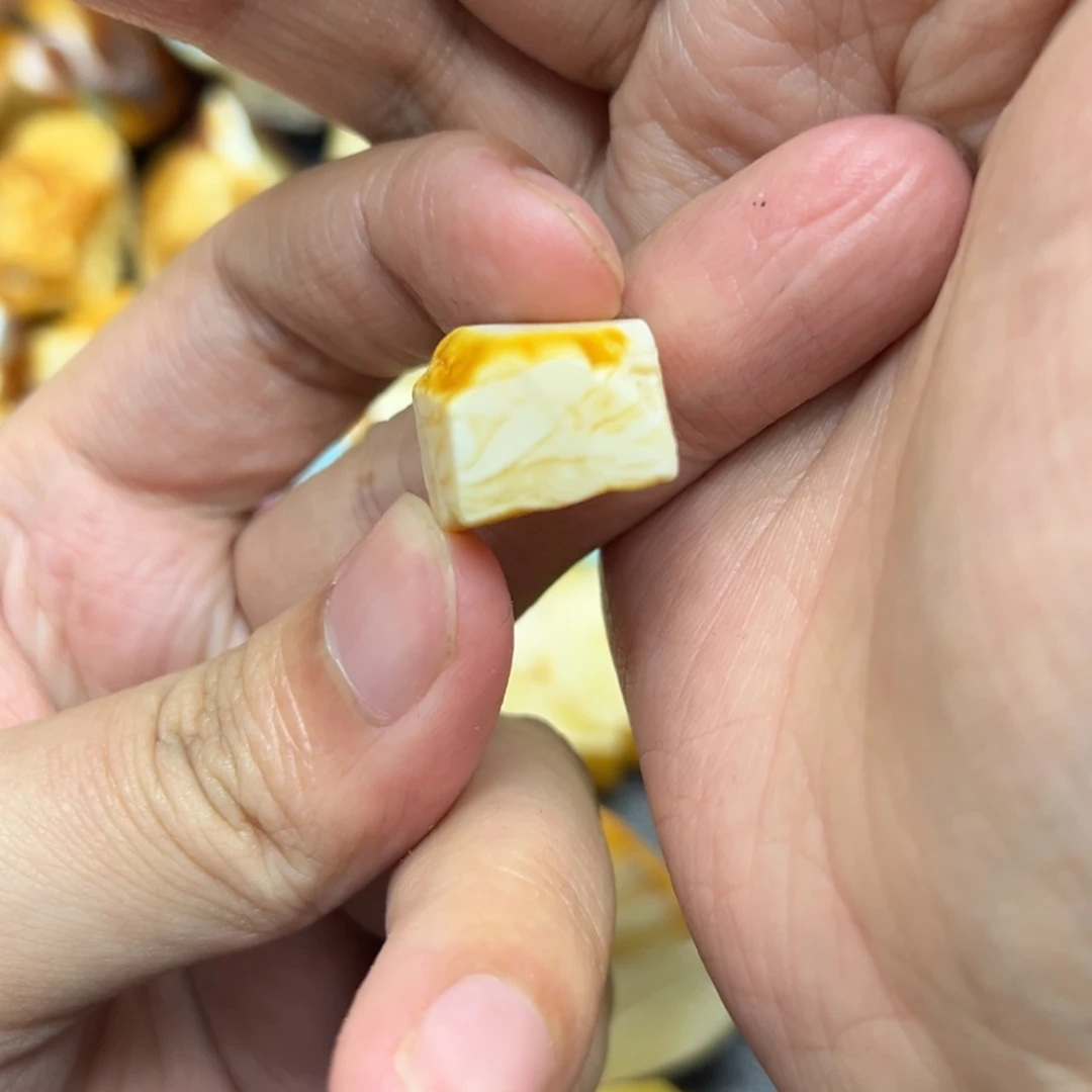 定制琥珀未镶嵌蜜蜡