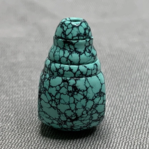 原矿绿松石水草网花纹三通，尺寸10x10.1x17.1mm重2.39克