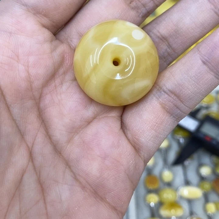 蜜蜡未镶嵌裸石吊坠